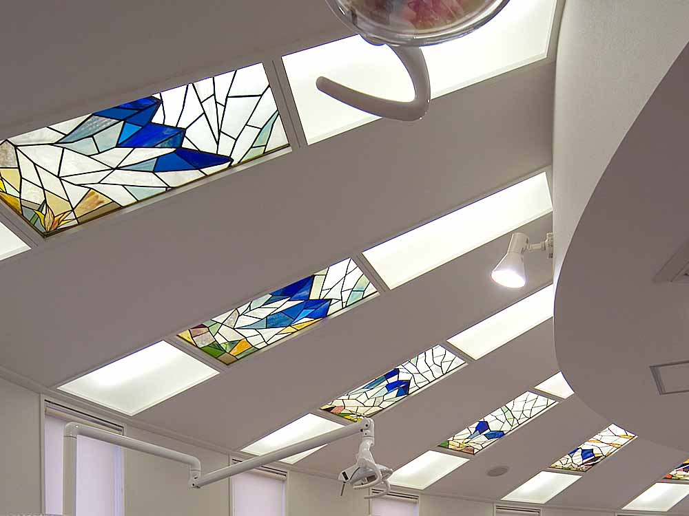 歯科医院織間ステンドグラス天井写真